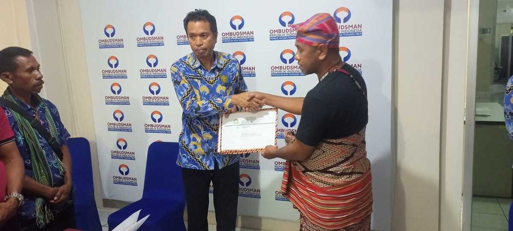 Raja (Usif) Pina Nope sedang menyerahkan dokumen bukti kepemilikan sah 18 kecamatan yang menjadi wilayah Kerajaan Amanuban, Timor Tengah Selatan, kepada Kepala Ombudsman NTT Darius Beda Daton, di Kupang, Selasa (10/10/2023).