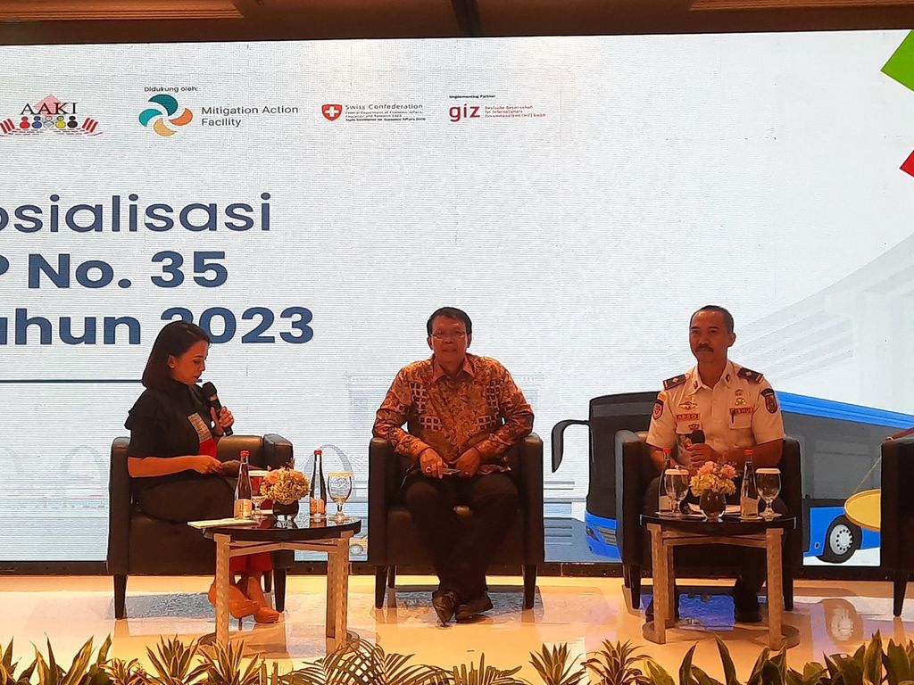 Kepala Dinas Perhubungan Kota Pekanbaru (Riau) Yuliarso (kanan) dan Ketua Umum Asosiasi Analis Kebijakan Indonesia Trubus Rahadiansyah dalam seminar Sosialisasi Peraturan Pemerintah Nomor 35/2023 di Jakarta, Selasa (30/1/2024). 