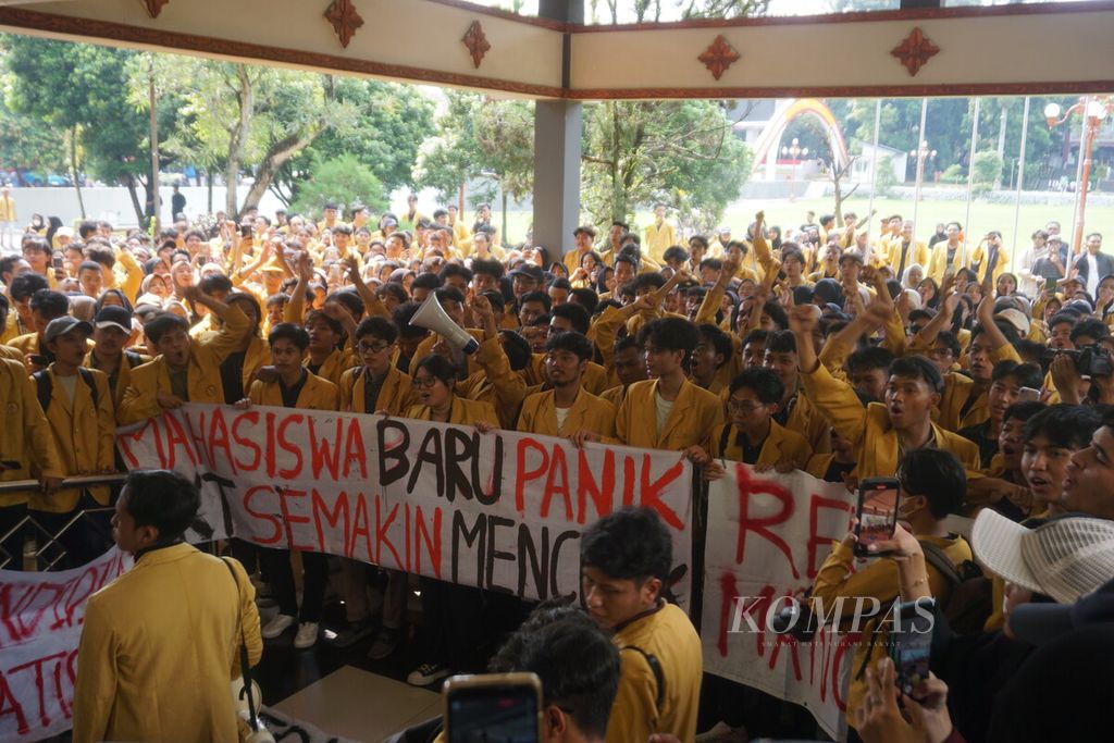  Ratusan mahasiswa Universitas Jenderal Soedirman Purwokerto menggelar demonstrasi menolak kenaikan Uang Kuliah Tunggal di Gedung Rektorat, di Purwokerto, Banyumas, Jawa Tengah, Jumat (26/4/2024).