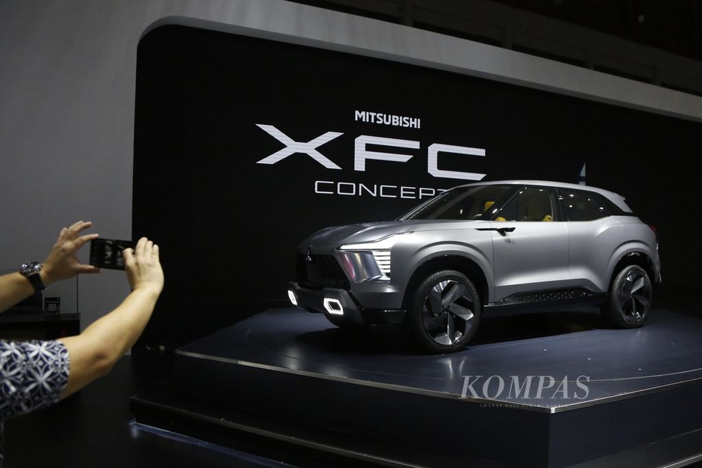 Pengunjung memotret mobil konsep dari Mitsubishi, XFC Concept, yang ditampilkan di ajang Indonesia International Motor Show 2023 hari pertama di Jakarta International Expo, Kemayoran, Kamis (16/2/2023). 