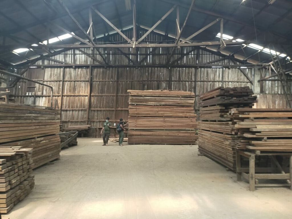 Ilustrasi. Petugas Tim Penegakan Hukum Kementerian Lingkungan Hidup dan Kehutanan menggagalkan peredaran kayu ilegal di Kota Tangerang, Banten, Selasa (4/8/2020).