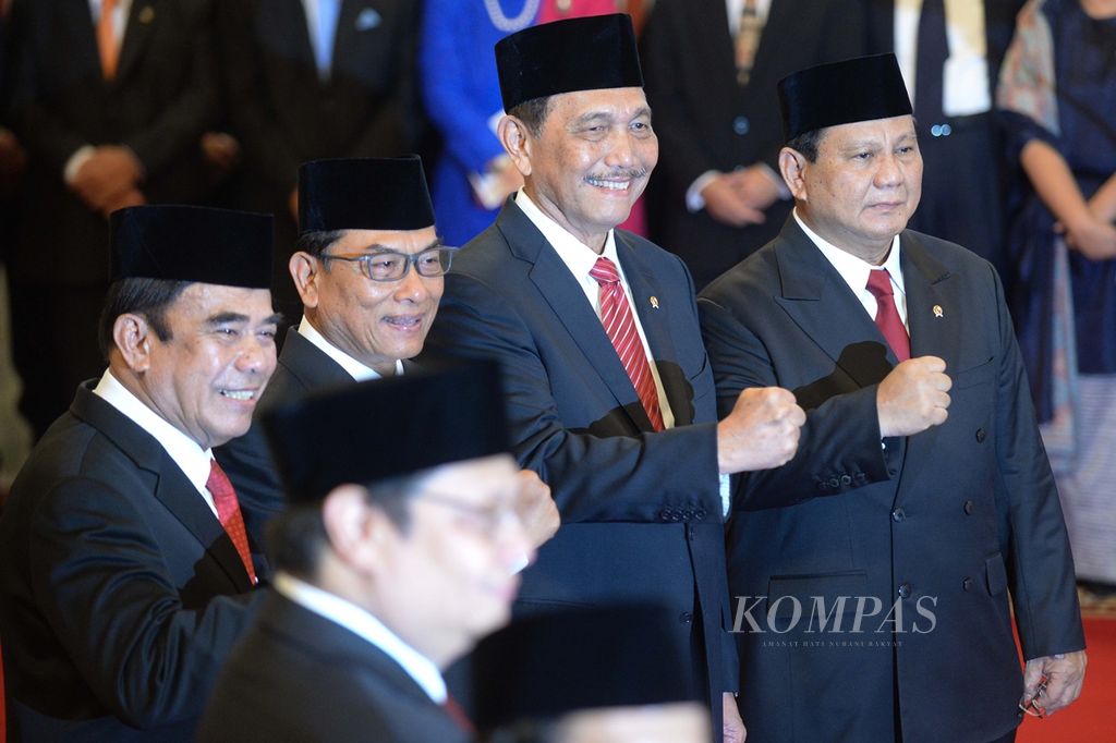 Luhut Binsar Pandjaitan, dan Prabowo Subianto bersiap untuk mengikuti upacara pelantikan menteri oleh Presiden Joko Widodo di Istana Negara, Jakarta (23/10/2019). 