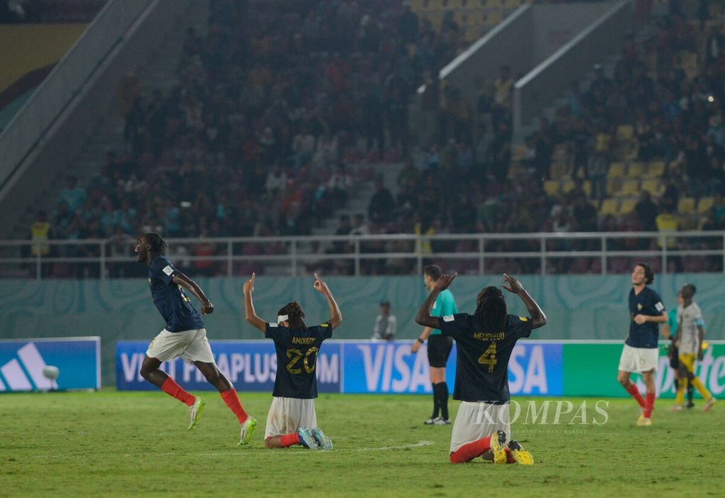 Kegembiraan para pemain Perancis setelah mengalahkan Mali pada laga Piala Dunia U-17 2023 di Stadion Manahan, Kota Surakarta, Jawa Tengah, Selasa (28/11/2023). Perancis memastikan diri melaju ke babak final setelah mengalahkan Mali dengan skor 2-1. 