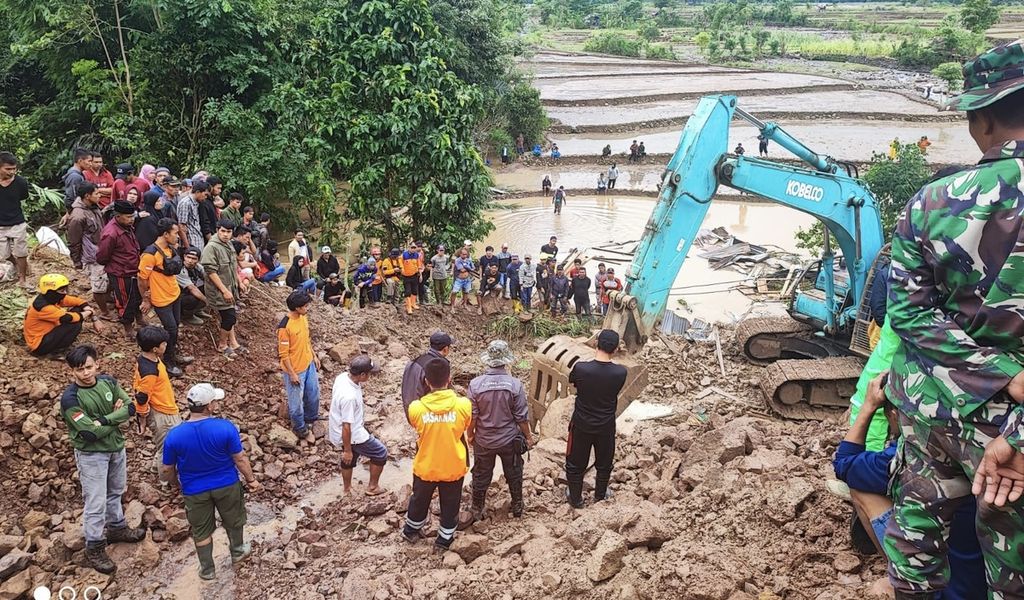 Tim SAR gabungan yang melakukan pencarian sejak Sabtu (24/12/2022) kembali menemukan satu korban meninggal akibat longsor. Korban keempat atau terakhir ditenukan di Desa Lonjoboko Kecamatan Parangloe, Gowa, Sulawesi Selatan, pada Senin (26/12/2022) sore.