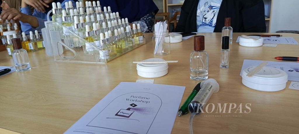 Pelatihan meracik parfum dari Kala Sunara, Bali, yang digelar di Kota Malang, Jawa Timur, Sabtu (28/10/2023). 