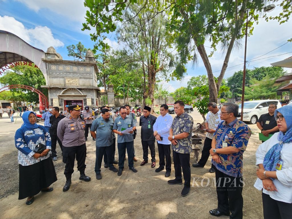 Petugas dari Pengadilan Negeri Surakarta membacakan pengangkatan sita eksekusi atas lahan Sriwedari, di kawasan Sriwedari, Kota Surakarta, Jawa Tengah, Rabu (6/12/2023). 
