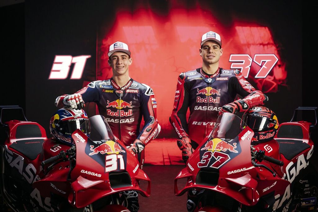Pedro Acosta (31) dan Augusto Fernandez (37) akan memacu motor spesifikasi terkini, KTM RC16, dalam persaingan MotoGP 2024 bersama tim Red Bull Gasgas Tech3. Skuad tim dan tampilan motor baru diluncurkan pada Senin (29/1/2024).