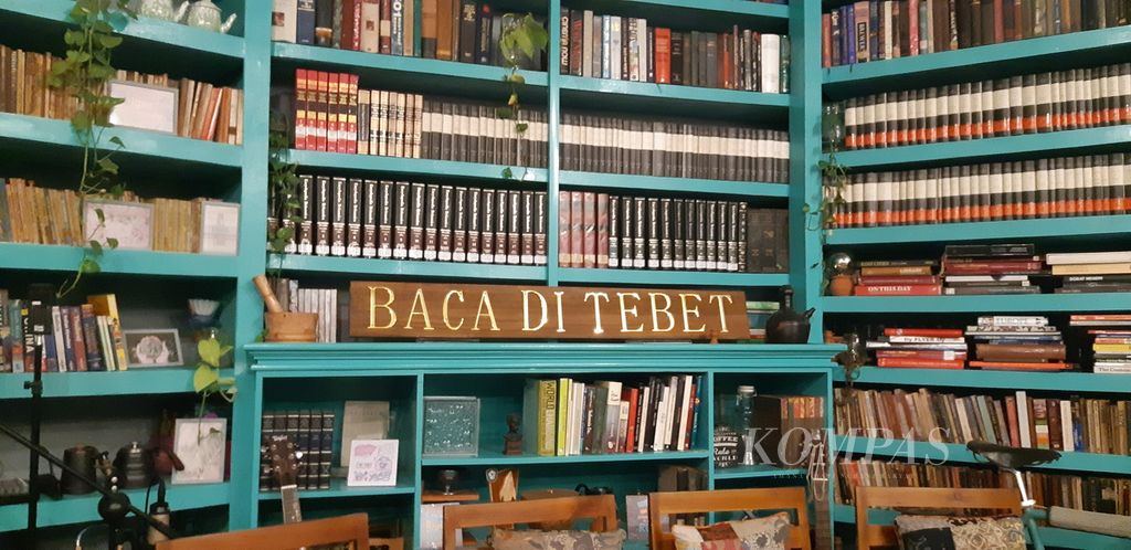 Salah satu sisi rak buku di perpustakaan Baca di Tebet, Jakarta Selatan. Perpustakaan ini pertama kali dibuka pada Februari 2022.