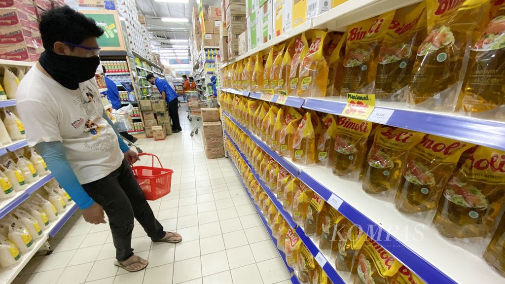 Residents choose packaged cooking oil at a shopping center in the Pondok Aren area, South Tangerang, Banten, Wednesday (11/24/2021).