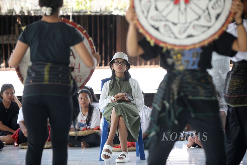 Laura Tias Avionita Sinaga, Pendiri Sanggar Tari Simalungun Home Dancer (Sihoda), menunggui anak didiknya yang sedang berlatih di Kompleks Museum Simalungun, Pematang Siantar, Sumatera Utara, Rabu (4/9/2024). 