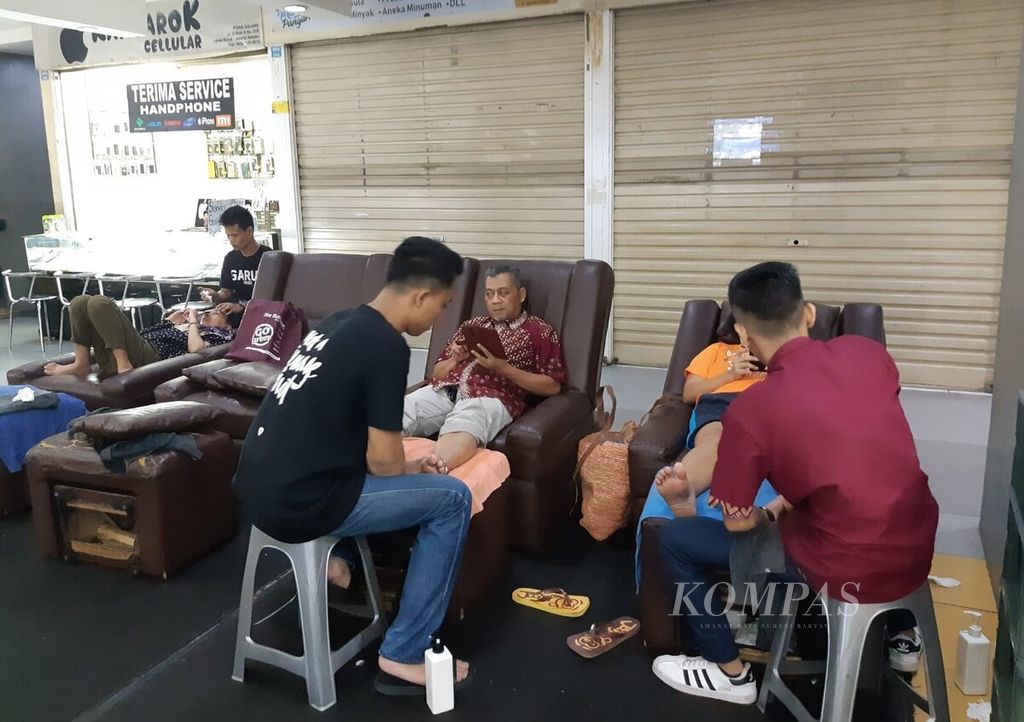 Suasana di sebuah tempat terapi pijat di mal Poin Square Jakarta Selatan, Rabu (17/4/2024). Seusai Lebaran, warga antre minta dipijat, tetapi terapis pijat yang tersedia baru lima dari 20 terapis. Sebagian besar di antaranya masih mudik. Mereka terpaksa menolak sebagian besar tamu.