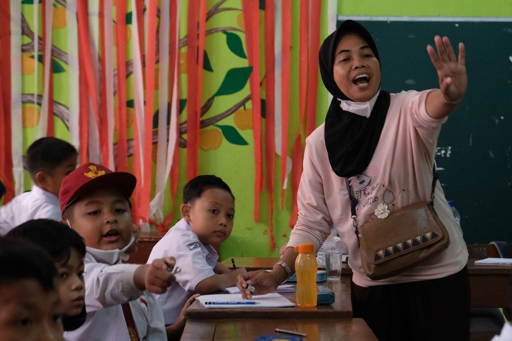 Salah satu orang tua murid menjadi pengajar di SDN Pondok Cina 1, Depok, Jawa Barat, Senin (12/12/2022). 