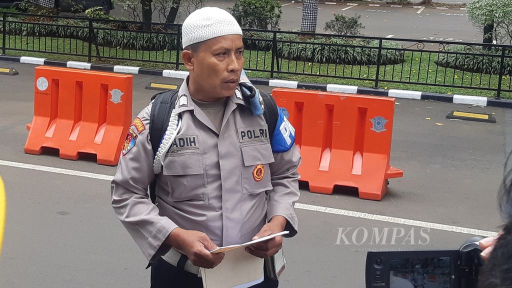 Bripka Madih mendatangi Markas Polda Metro Jaya untuk mengklarifikasi dugaan pemerasan oleh oknum penyidik Polda Metro Jaya terkait kasus lahan, di Jakarta, Minggu (5/1/2023).