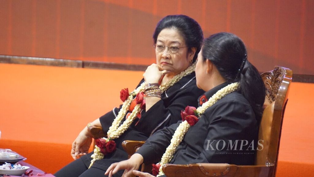 Ketua Umum PDI-P Megawati Soekarnoputri berbincang-bincang bersama Ketua DPP PDI-P Puan Maharani.