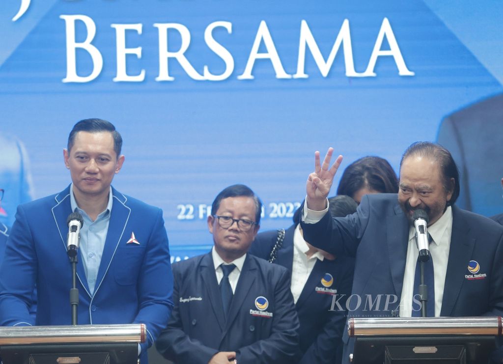 Ketua Umum Partai Nasdem Surya Paloh (kanan) dan Ketua Umum Partai Demokrat Agus Harimurti Yudhoyono jumpa pers seusai pertemuan di kantor DPP Partai Demokrat, Jakarta, Rabu (22/2/2023). 
