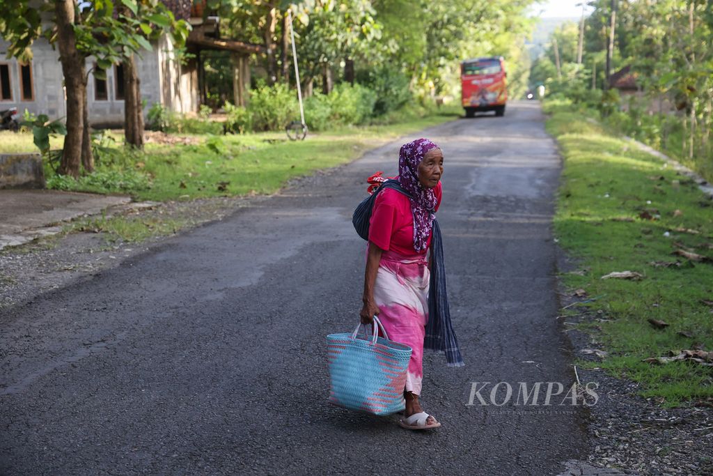Buruh gendong tiba di kawasan tempat tinggal mereka di Kecamatan Sentolo, Kabupaten Kulon Progo, Daerah Istimewa Yogyakarta, setelah menempuh perjalanan pulang dengan bus dari Pasar Beringharjo, Yogyakarta, Senin (6/3/2023). 