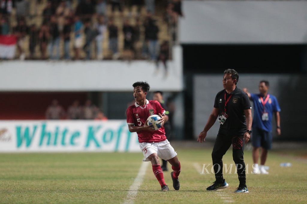 Pelatih tim Indonesia U-16 Bima Sakti mengamati permainan saat melawan tim Myanmar U-16 di babak semifinal Piala AFF U-16 di Stadion Maguwoharjo, Sleman, DI Yogyakarta, Rabu (10/8/2022). 