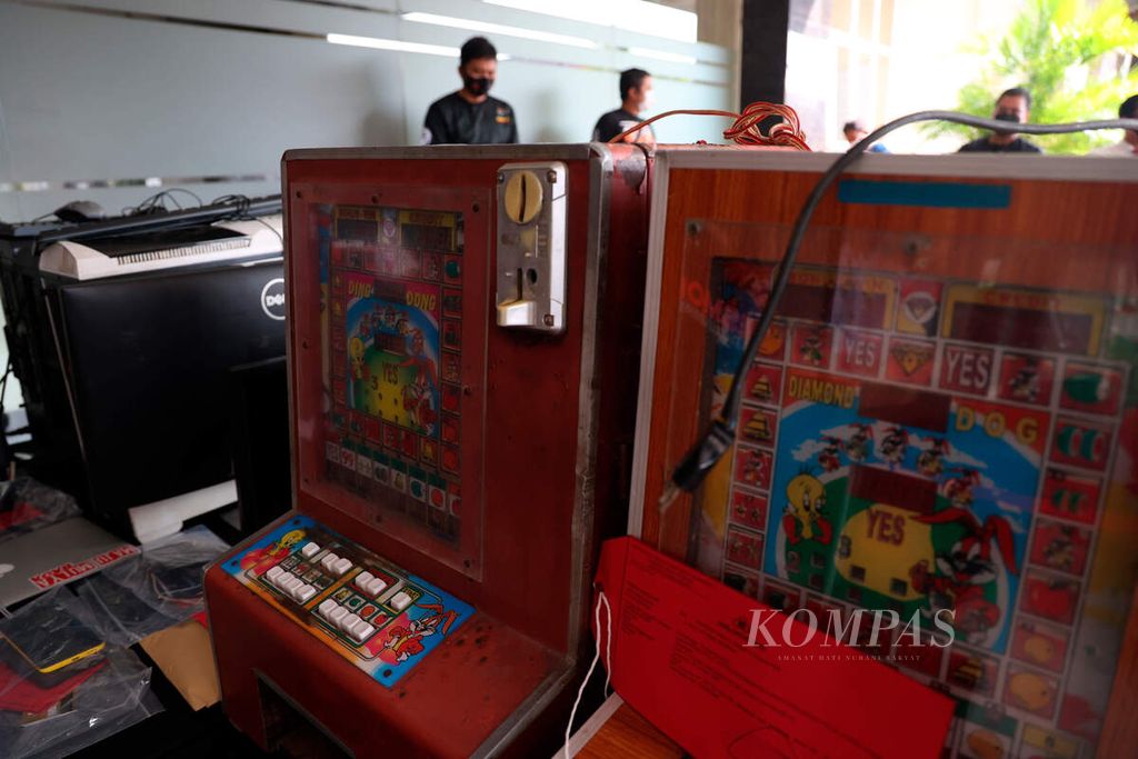 Mesin judi yang tren pada era tahun 1990 -2000 menjadi barang bukti di Kantor Polisi Daerah Jawa Tengah, Kota Semarang, Senin (22/8/2022). Polda Jateng mengungkap 18 kasus judi daring, 43 judi togel, dan 51 gelanggang permainan. 