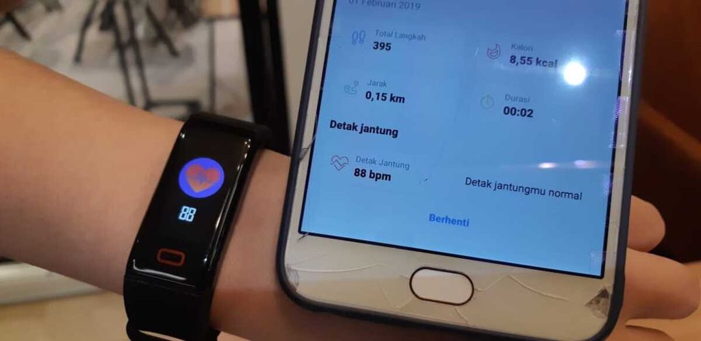 Tanpa disadari, kecerdasan buatan ada di sekitar kita, seperti aplikasi MyHealth Diary yang diintegrasikan dengan jam tangan pintar. Aplikasi ini bisa merekam aktivitas keseharian, seperti jumlah langkah kaki dan detak jantung.