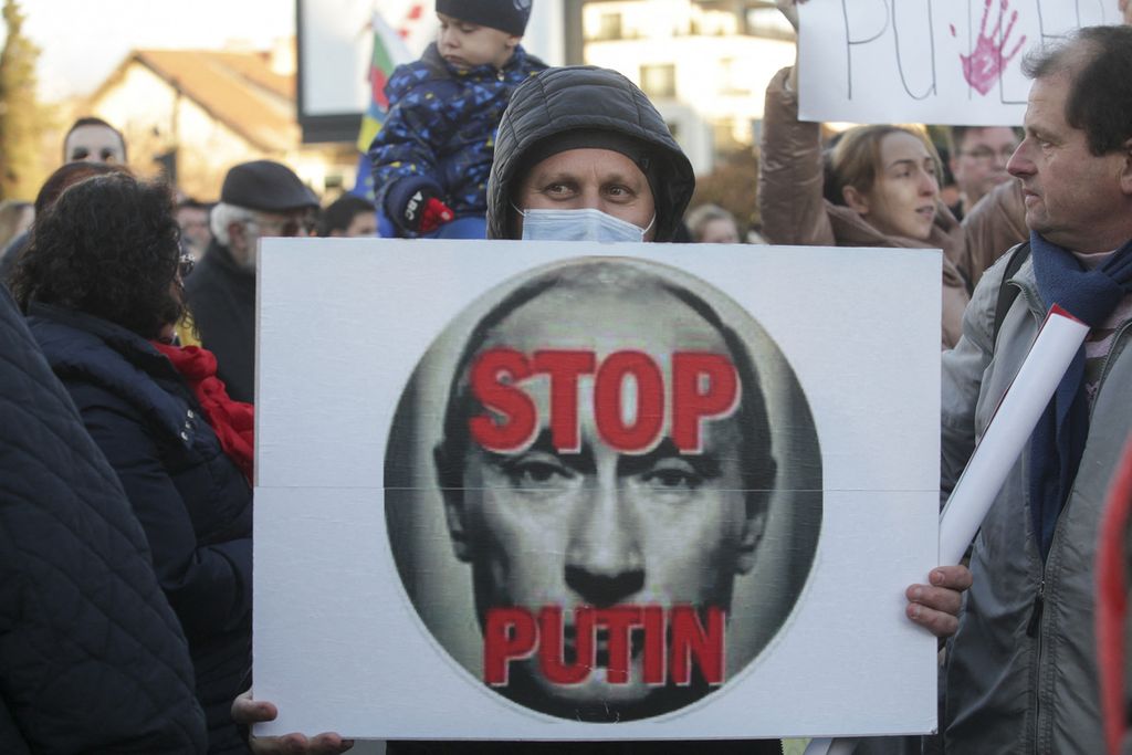 Demonstran memegang spanduk selama demonstrasi mendukung Ukraina di depan Kedutaan Besar Rusia menentang operasi militer Rusia di Ukraina, di Sofia, Bulgaria pada Kamis (24/2/ 2022).
