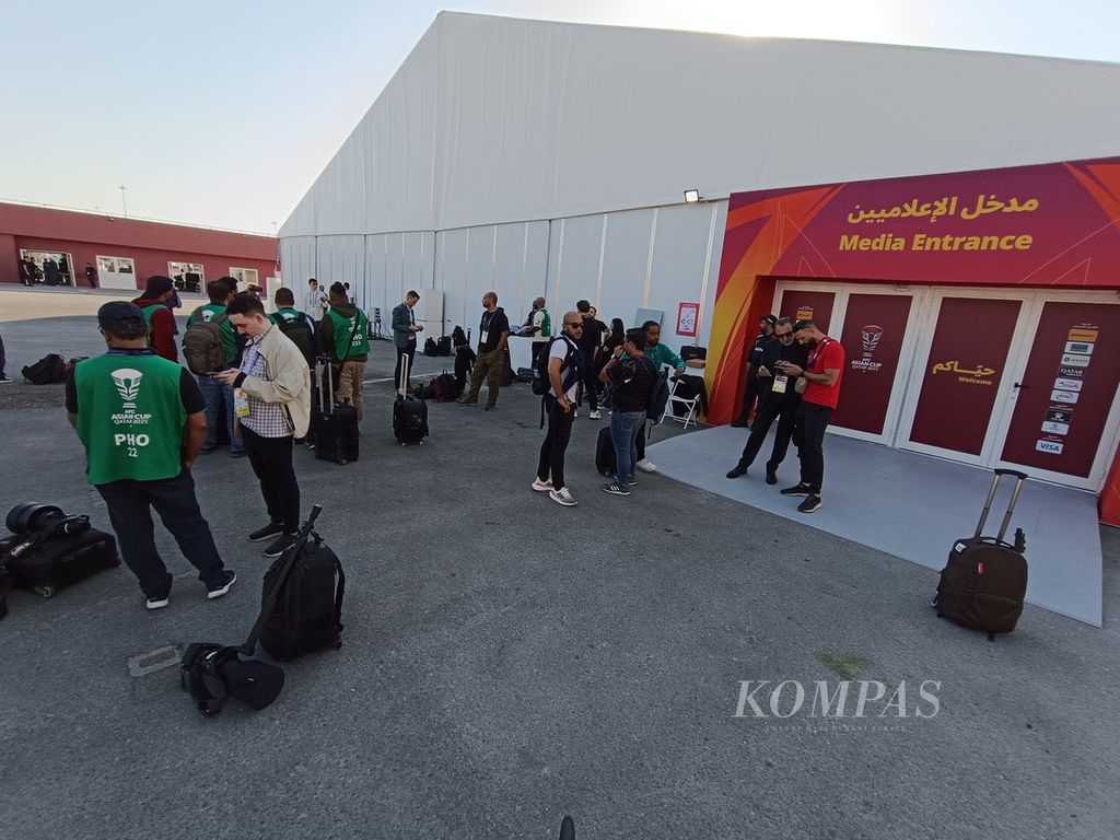 Wartawan peliput pembukaan Piala Asia 2023 menunggu dibukanya pintu akses khusus media untuk masuk ke Stadion Lusail, Doha, Qatar, Jumat (12/1/2024). 