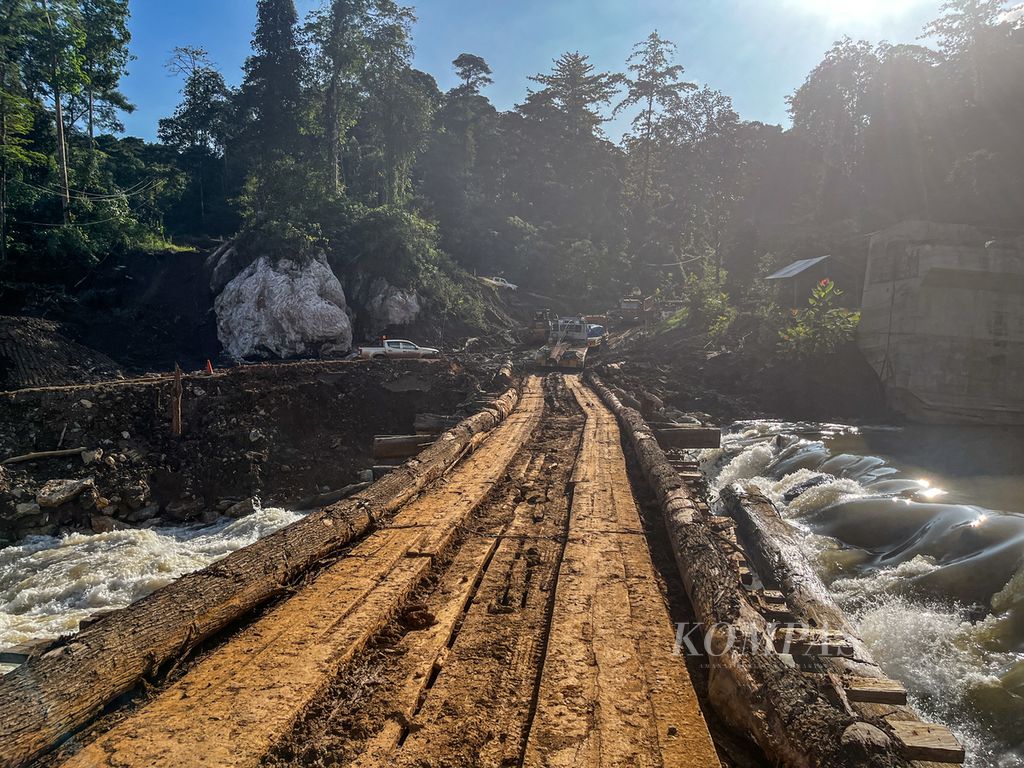Jembatan kayu menuju Desa Lalomerui, Routa, Konawe, Sulawesi Tenggara, Rabu (20/7/2022), yang harus melalui Sungai Lalindu dan jalan perusahaan pertambangan. 
