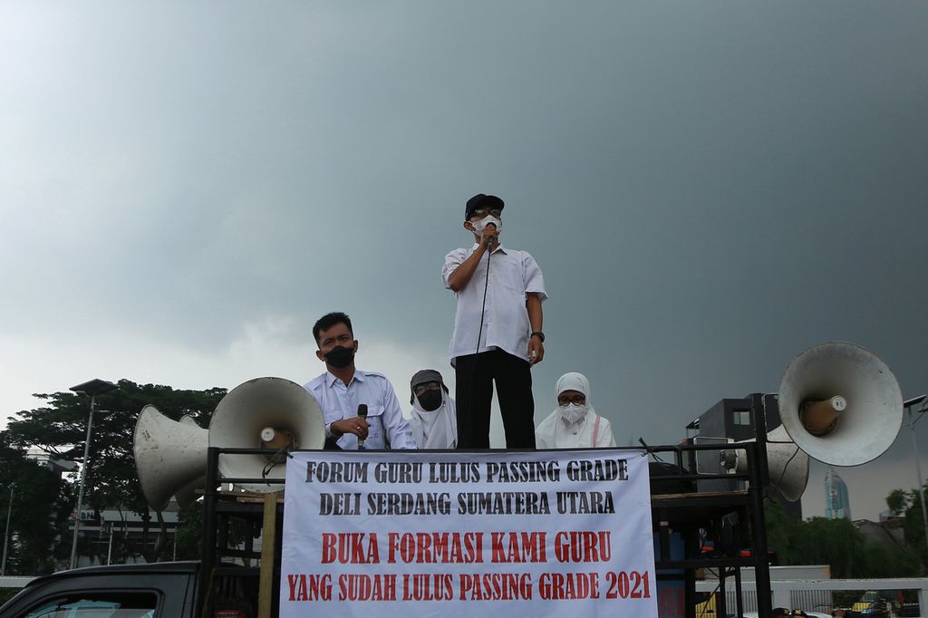 Seorang guru honorer menyampaikan aspirasi di depan gedung DPR RI, Jakarta, Senin (07/11/2022). 