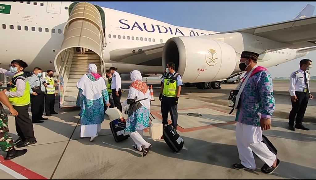 Sebanyak 449 calon jemaah haji kelompok terbang pertama Embarkasi Surabaya berangkat dari Bandara Juanda, Sabtu (4/6/2022).