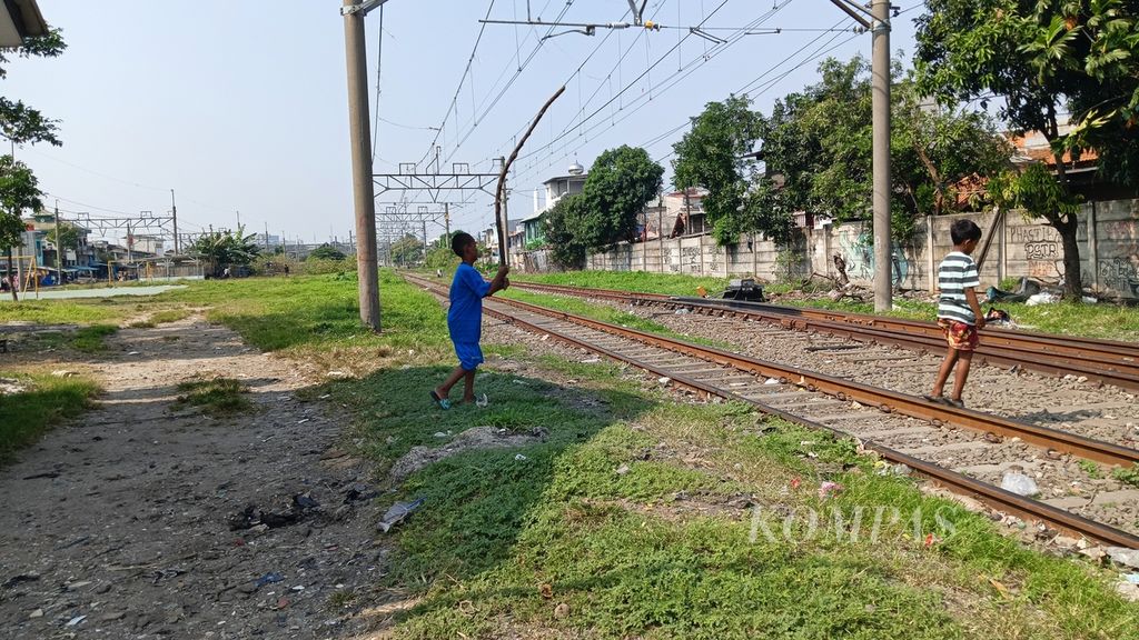 Anak-anak bermain di Kampung Muara Bahari, Tanjung Priok, Jakarta Utara, Sabtu (20/7/2024).