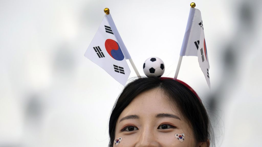 Seorang penggemar Korea Selatan berdiri menanti dimulainya laga tim kesayangannya itu melawan Uruguay pada penyisihan Grup H Piala Dunia Qatar 2022 di Stadion Education City di Al-Rayyan, Qatar, Kamis (24/11/2022) tengah malam WIB. Laga itu berakhir imbang, 0-0. 