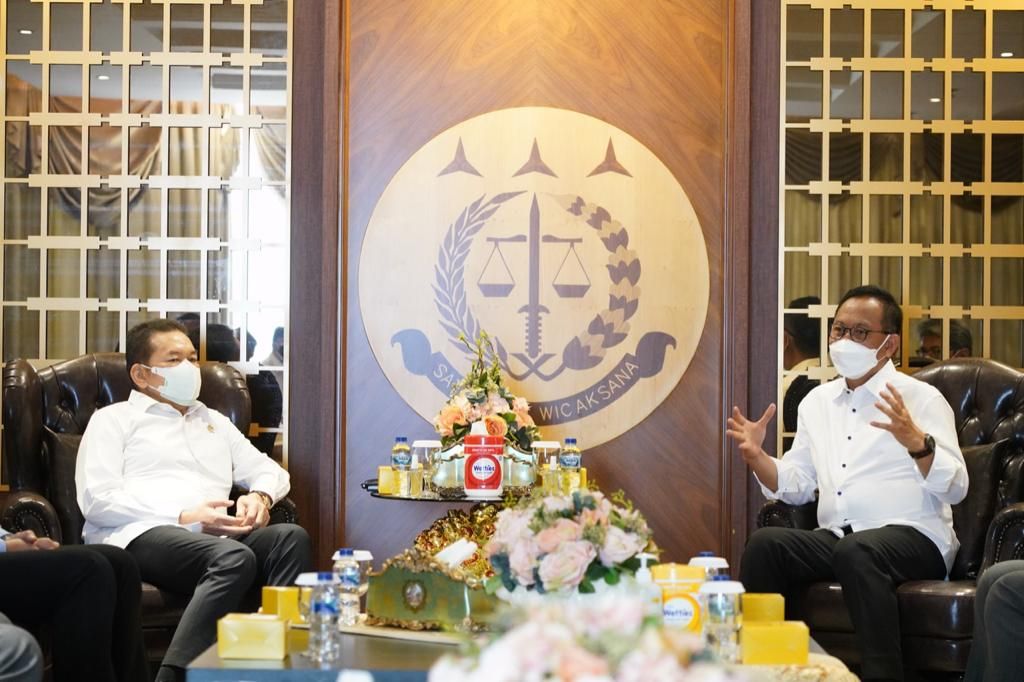 Jaksa Agung Sanitiar Burhanuddin tengah berdiskusi dengan Kepala Otorita Ibu Kota Negara Nusantara Bambang Susantono, Kamis (17/3/2022), di Kejaksaan Agung.