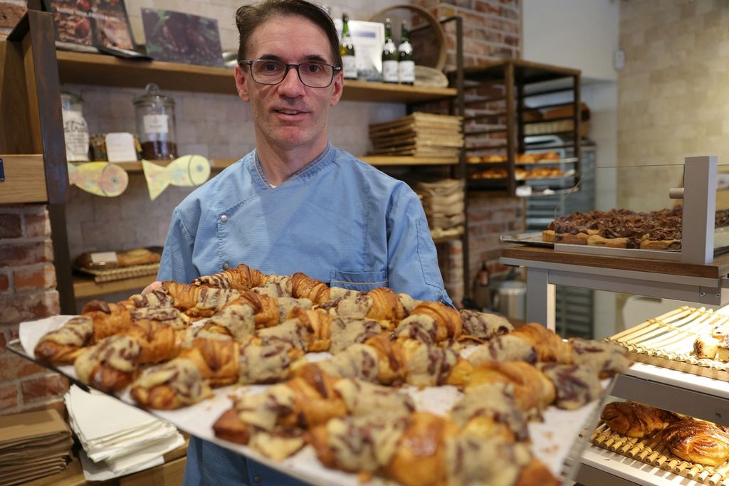 <i>Chef </i>pastri Perancis, Stephane Louvard, memamerkan <i>crookie</i> buatannya, yakni <i>croissant </i>diisi adonan <i>cookie </i>atau kue kering, di Paris, 2 April 2024. 