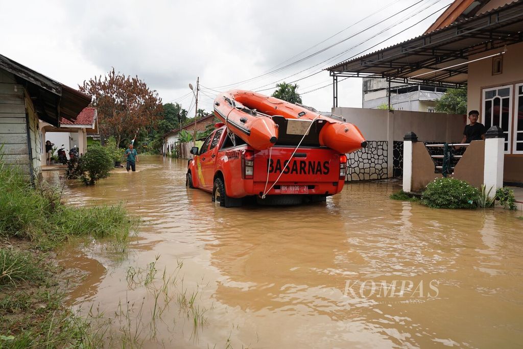 Banjir di Kecamatan Jelutung, Kota Jambi, Jumat (11/11/2022). Banjir baru dua tahun terakhir melanda wilayah ini. Tahun ini, sudah dua kali banjir dialami warga setempat. Tampak tim Basarnas Jambi menyisir lokasi banjir,