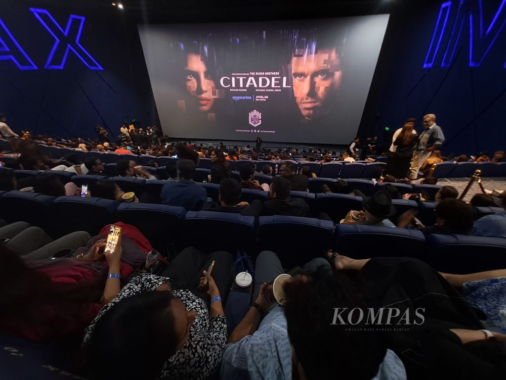 Sejumlah tamu undangan menghadiri pemutaran <i>premiere</i> dua episode awal serial Amazon Prime Video, <i>Citadel</i>, dengan dua pemeran utama, Priyanka Chopra Jonas dan Richard Madden, Selasa (4/4/2023) malam, di bioskop PVR Icon, Mal Phoenix Palladium, Mumbai, India. 