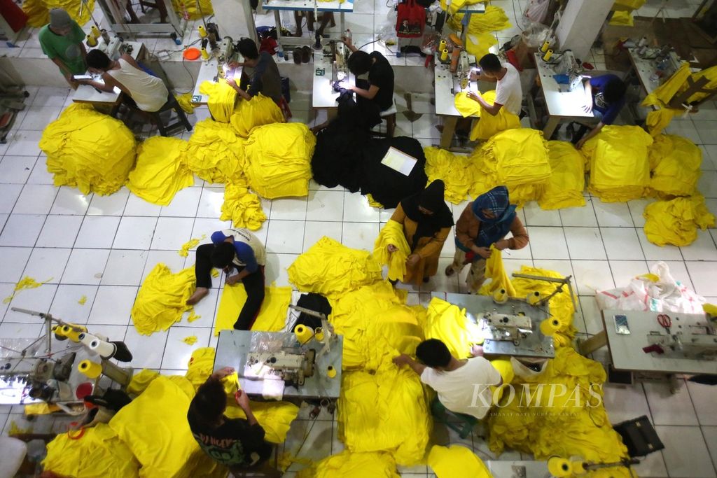 Pekerja menyelesaikan pembuatan kaus di bengkel kerja Sinergi Adv di kawasan Srengseng Sawah, Jakarta Selatan, Selasa (2/7/2024). Dengan dibantu 300 pekerja, usaha konveksi milik Prama Tirta ini mampu memproduksi 500.000 kaus per bulan. Di tengah lesunya industri tekstil dan produk tekstil nasional, momen pemilu dan pilkada menjadi salah satu cara bagi usaha ini untuk menggaet pelanggan agar dapat tetap bertahan.