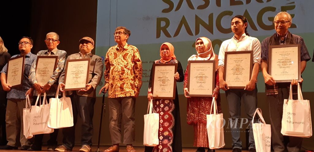 Para sastrawan menerima penghargaan dari Anugerah Sastera Rancage 2018.  Para penerima penghargaan berfoto bersama Ketua Dewan Pembina Yayasan Kebudayaan Rancage sekaligus inisiator Anugerah Sastera Rancage Ajip Rosidi, Rabu (26/9/2018), di Jakarta.