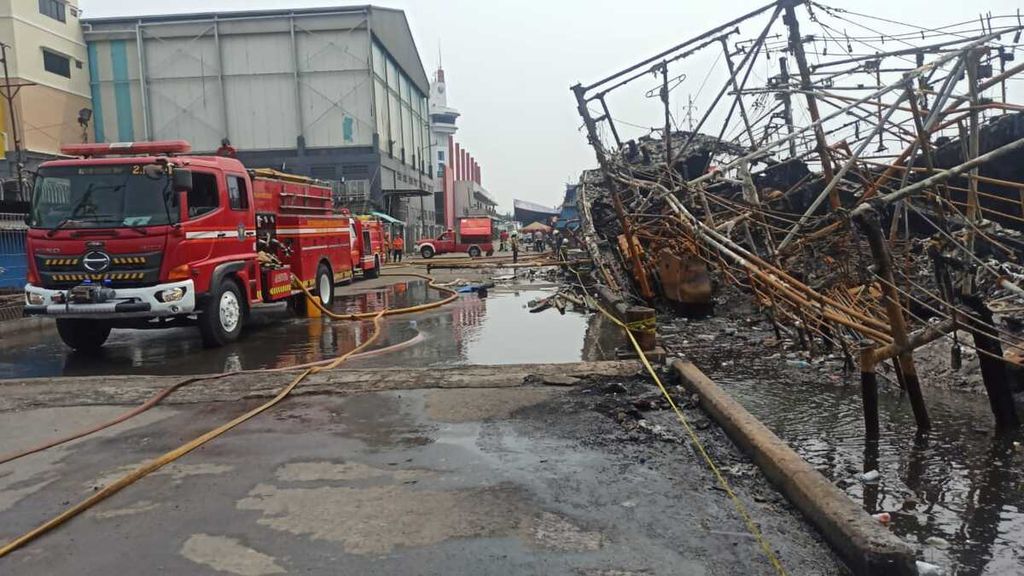 Officers from the North Jakarta Fire and Safety Prevention Agency extinguished the remnants of a fire at the Muara Baru Port, Penjaringan District, North Jakarta on Monday (6/5/2024).