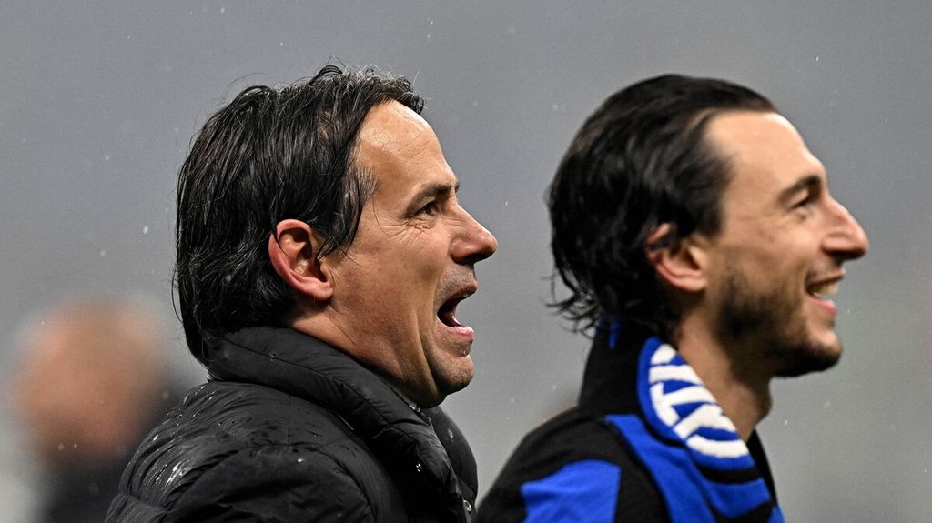 Pelatih Simone Inzaghi (kiri) merayakan kemenangan timnya merebut gelar Liga Italia 2024.