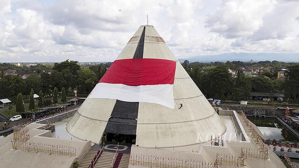 Bendera Merah Putih berukuran 18 meter  x 26 meter dipasang di bangunan Museum Monumen Yogya Kembali, Sleman, Daerah Istimewa Yogyakarta, saat peringatan peristiwa Serangan Umum 1 Maret 1949, Kamis (1/3/2018). Dalam upacara tersebut, juga dilakukan pemancangan 1.500 bambu runcing yang tercatat dalam Museum Rekor-Dunia Indonesia.