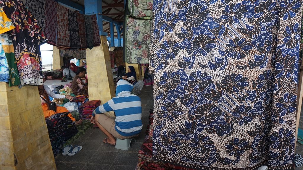 Suasana di Pasar 17 Agustus, Pamekasan, Pulau Madura, Jawa Timur, saat hari pasaran batik tulis tradisional, Minggu (24/7/2022). 