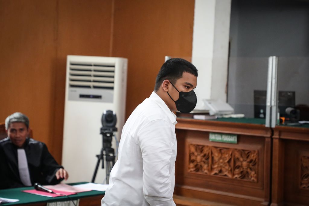 Terdakwa Shane Lukas memasuki ruang sidang di Pengadilan Negeri Jakarta Selatan, Selasa (6/6/2023). 