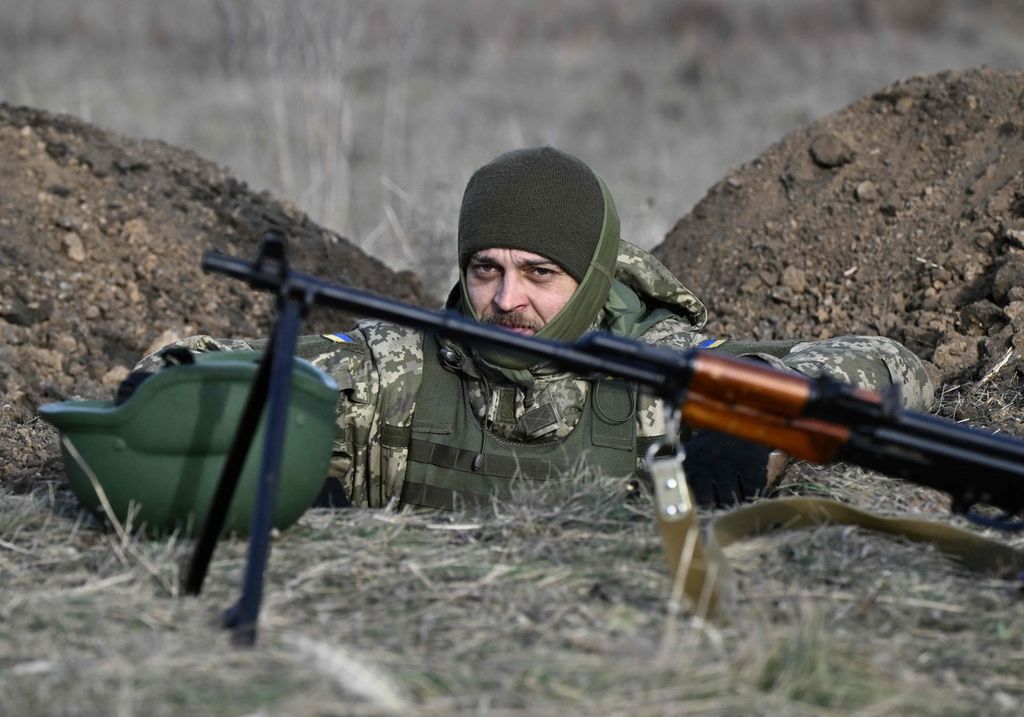 Seorang tentara Ukraina ikut latihan militer di Donetsk, Rabu (6/12/2023).  