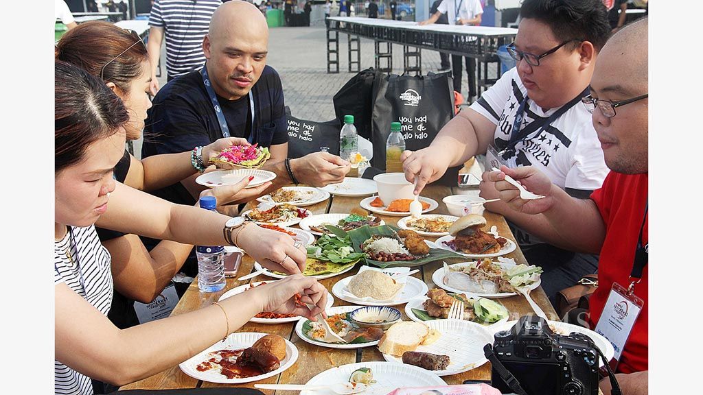 Para pemburu makanan menikmati makan bersama di acara jambore World Street Food Congress 2017 di Manila, Filipina, Rabu (31/5) hingga Minggu (4/6). Martabak Indonesia menjadi primadona dalam jambore jajanan dunia itu.