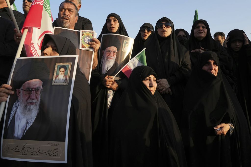 Demonstran pendukung Pemerintah Iran menggelar aksi tandingan mendukung Pemimpin Tertinggi Ayatollah Ali Khamenei di Teheran, Iran, Minggu (25/9/2022). Demonstrasi menuntut kejelasan pengusutan kasus kematian Mahsa Amini (22) meluas hingga ke puluhan kota dan desa di seantero Iran. 