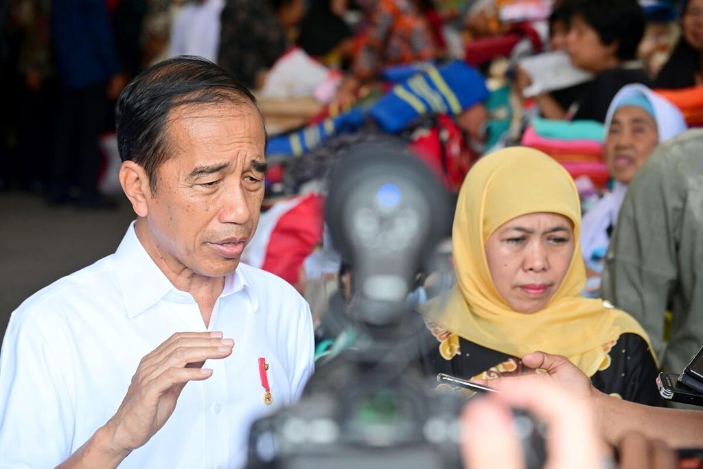 Presiden Joko Widodo menyampaikan keterangan kepada awak media seusai mengunjungi Pasar Rogojampi, Kabupaten Banyuwangi, Jawa Timur, Rabu (27/12/2023).