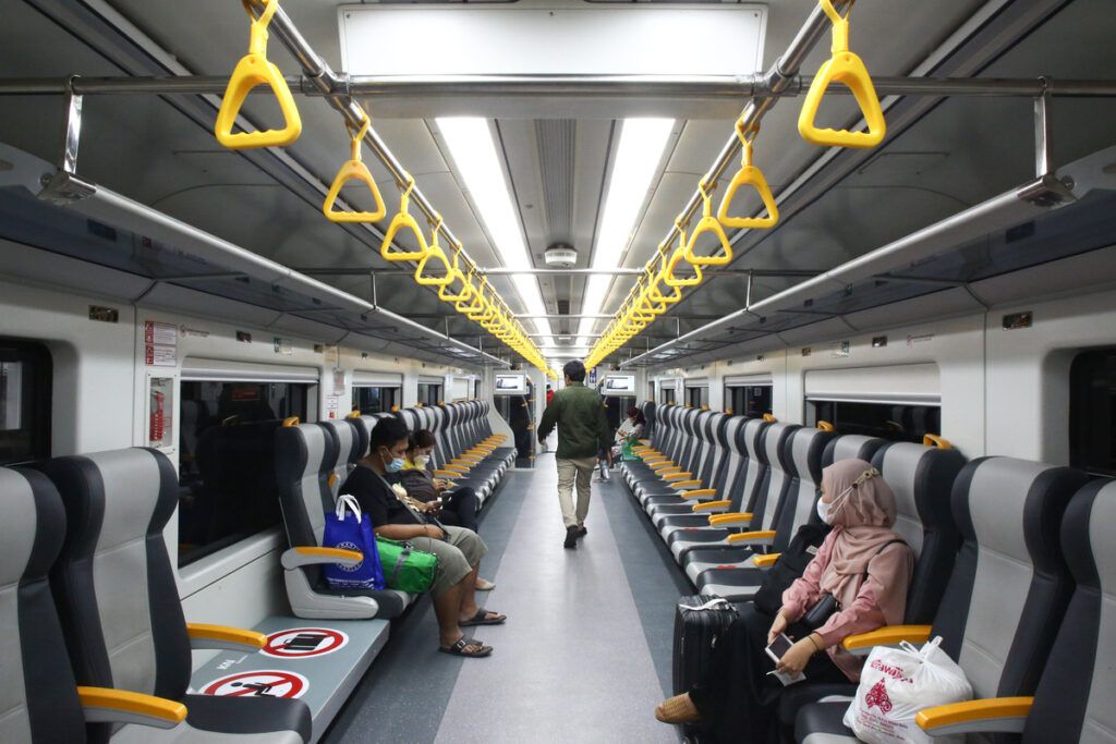 Penumpang bebas memilih tempat duduk dengan tetap menjjaga jarak di dalam kereta bandara kelas premium sebelum keberangkatan dari Stasiun Manggarai, Jakarta, Sabtu (3/4/2021). PT Railink selaku operator kereta bandara meluncurkan layanan kereta bandara kelas premium dengan harga tiket lebih terjangkau dibandingkan kereta bandara eksekutif. Sebagai perbandingan kereta bandara premium dengan rute Stasiun Manggarai-Bandara Soekarno Hatta dikenakan tarif Rp 30.000 per orang lebih murah dari kereta bandara eksekutif dengan tarif Rp 70.000 per orang. Selain itu, untuk rute selain Bandara Soekarno-Hatta seperti Manggarai-BNI City-Bukit Duri-Batu Ceper dan sebaliknya hanya dikenakan tarif Rp 5000. Kereta bandara premium ini menggunakan konfigurasi bangku yang berhadapan seperti kereta komuter dan menjadi alternatif transportasi massal yang aman dan nyaman.