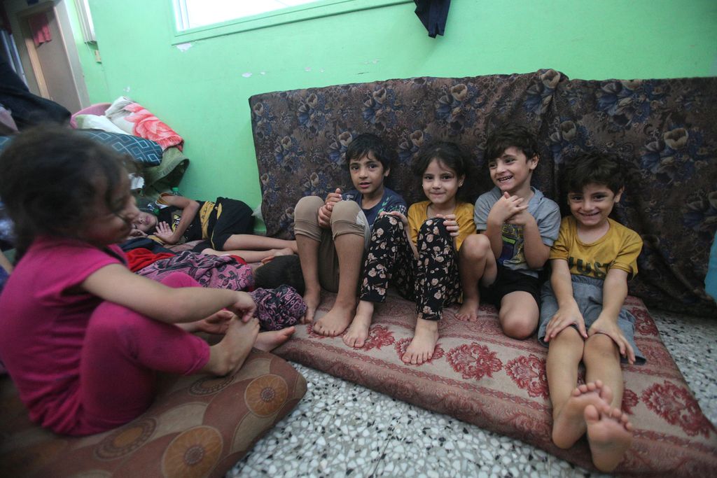 Keluarga pengungsi Palestina mencari perlindungan di rumah sakit Al-Shifa di Kota Gaza pada 2 November 2023, di tengah pertempuran yang sedang berlangsung antara Israel dan kelompok Palestina Hamas. 