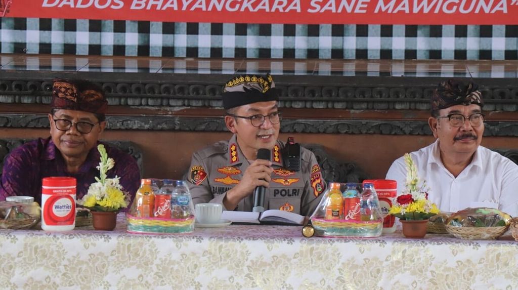 Dokumentasi Humas Polresta Denpasar menampilkan Kepala Polresta Denpasar Komisaris Besar Bambang Yugo Pamungkas (tengah) dalam acara Jumat Curhat yang dilaksanakan Polresta Denpasar, Jumat (20/1/2023).