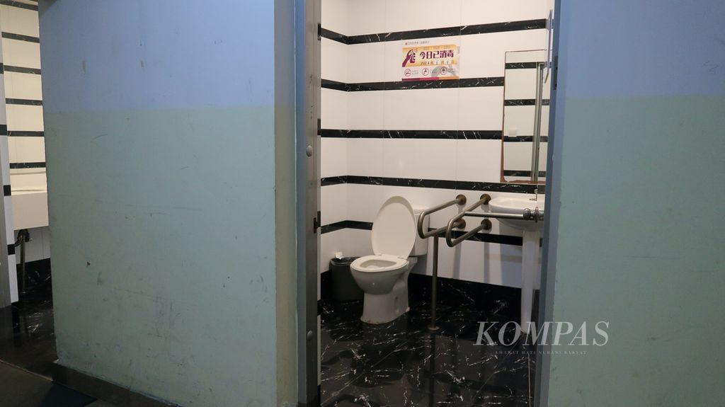 Tampilan salah satu toilet umum untuk kaum disabilitas yang terdapat di pusat perbelanjaan Bairong di Beijing, China, Minggu (4/6/2023) 