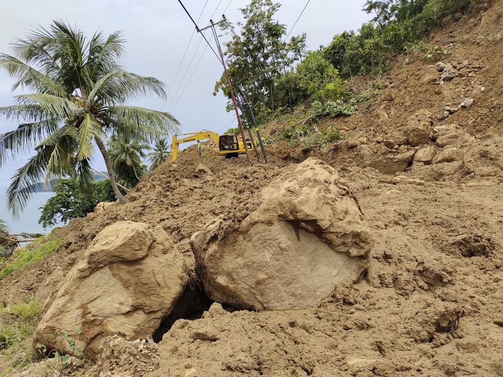 Material longsoran menutup badan jalan di jalur Trans-Sulawesi di Kecamatan Tubo Sendana, Kabupaten Majene, Sulawesi Barat, Jumat (28/10/2022).